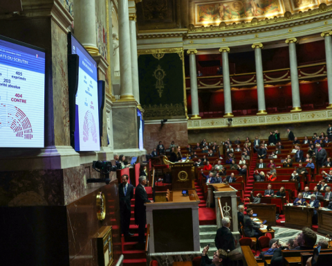 French deputies almost unanimously reject the draft budget