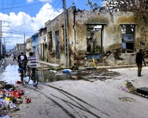 Un basurero y un microvertedero en una esquina de la ciudad de Santiago de Cuba