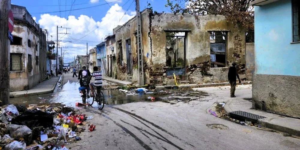 Un basurero y un microvertedero en una esquina de la ciudad de Santiago de Cuba