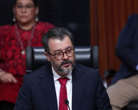 Gilberto Bátiz protests as the new president of the Electoral Tribunal