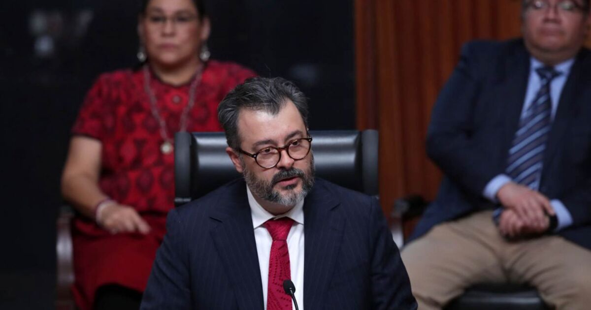 Gilberto Bátiz protests as the new president of the Electoral Tribunal
