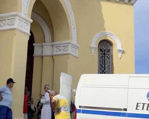 Given the increase in deaths, Etecsa converts its vehicles into hearses