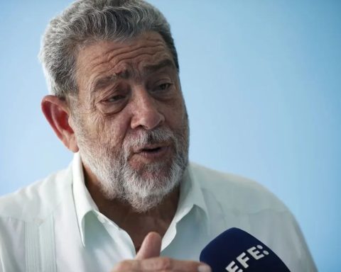 Godwin Friday assumes power of Saint Vincent and the Grenadines and ends the era of Ralph Gonsalves