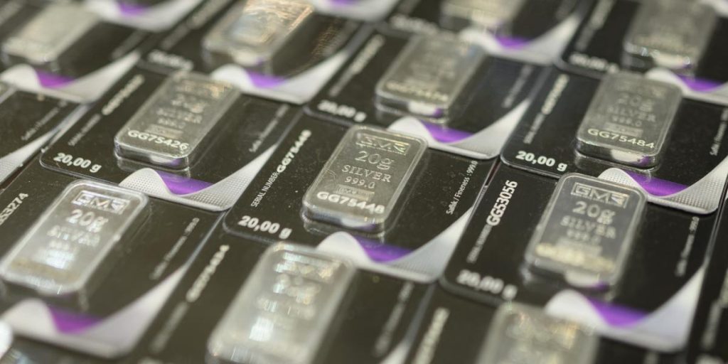 Gold hits two-week highs; silver opens the week with increases of more than 3%