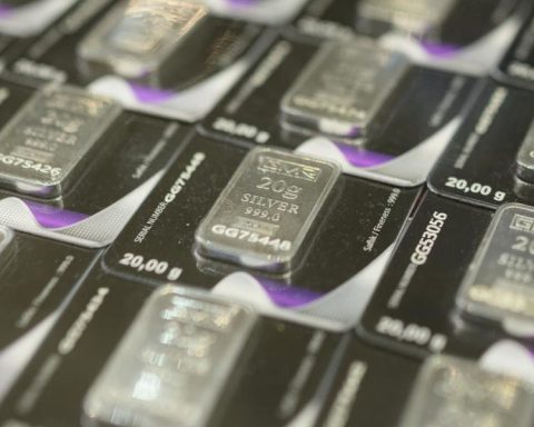 Gold hits two-week highs; silver opens the week with increases of more than 3%