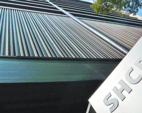 Government continued with the key to health spending closed; fell 4.1% annually in the III Quarter.