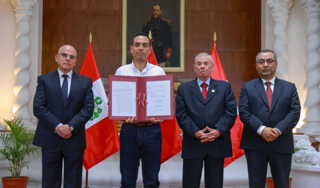 Government enacts law against extortion amid tensions due to strikes by transporters