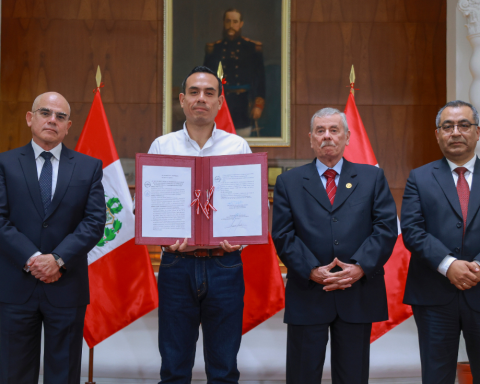 Government enacts law against extortion amid tensions due to strikes by transporters