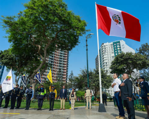 Government orders to raise flag and sing national anthem every Sunday and Monday