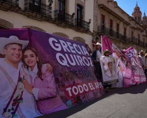 Grecia Quiroz arrives at the Congress of Michoacán to protest as mayor