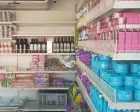 Guantanamo: those who have dollars survive; the others invent