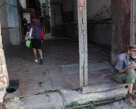 Entrada de un solar en La Habana