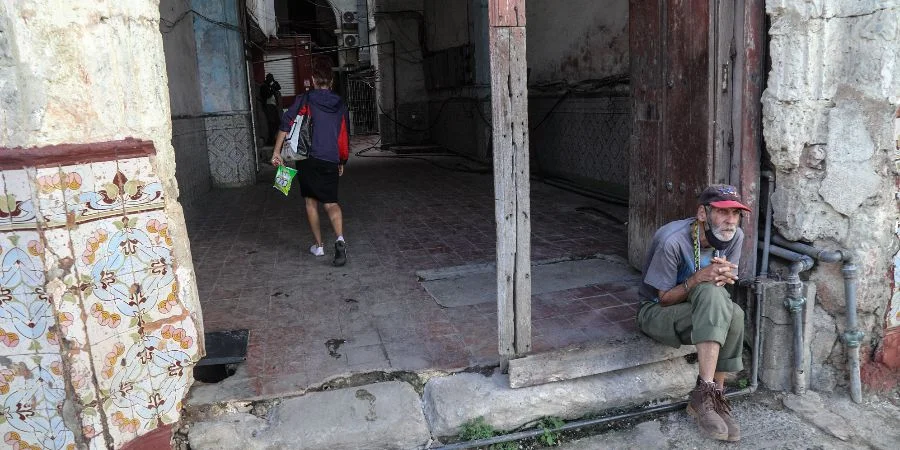 Entrada de un solar en La Habana