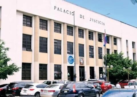 He dies in custody in the “little prison” of the Palace of Justice