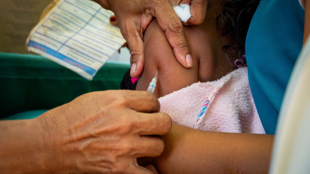How many doses did Venezuela receive of polio vaccine from South Korea?