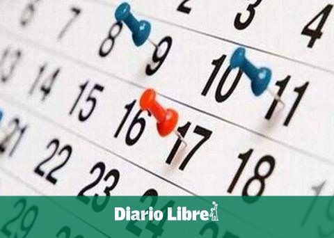 How many holidays does the year 2026 have?