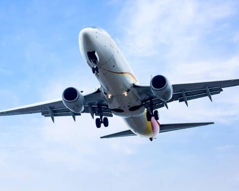 How to find cheap flights and airline promotions this Black Friday 2025?