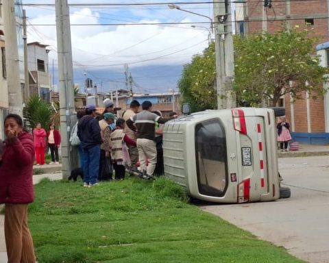 Huancayo: Minivan overturns after violent collision with car