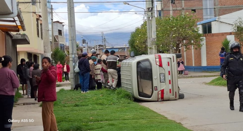 Huancayo: Minivan overturns after violent collision with car
