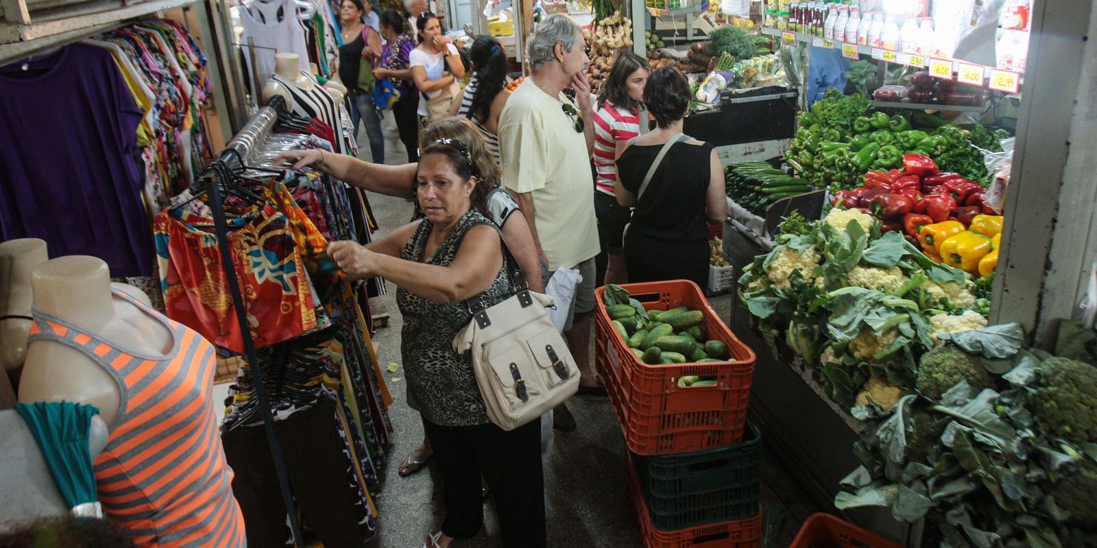 INPC drops to 0.03% in October and accumulates 4.49% in 12 months