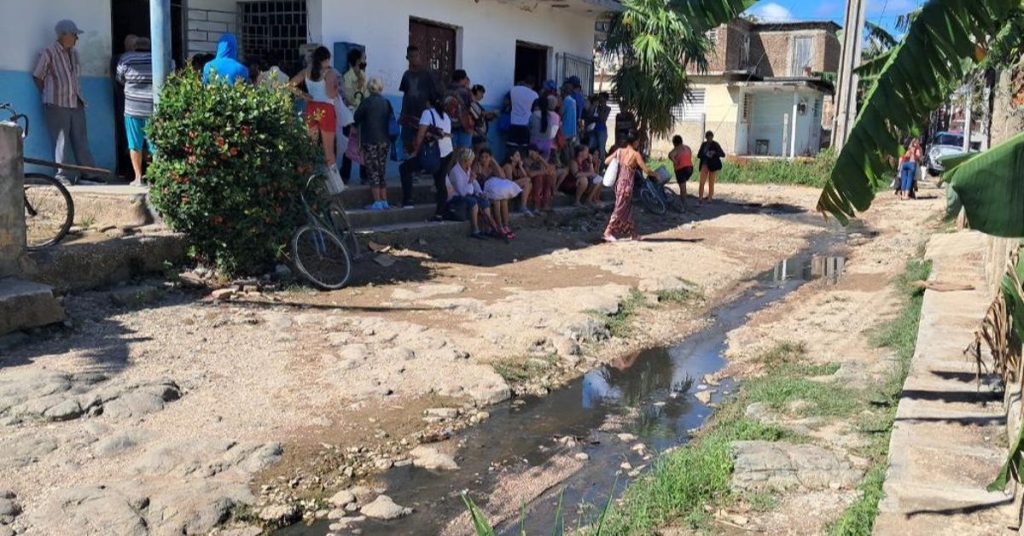 In Holguín the health situation is worrying, but sewage continues to flow through the streets