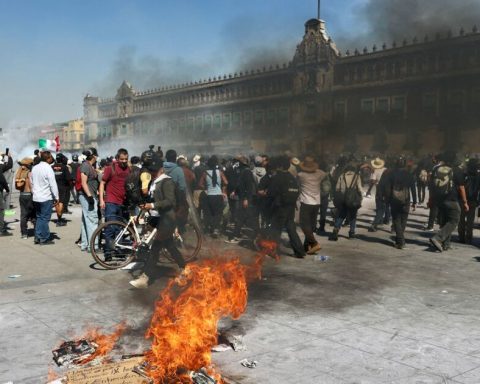 #InPhotos: Protesters and police clash in the Zócalo of CDMX