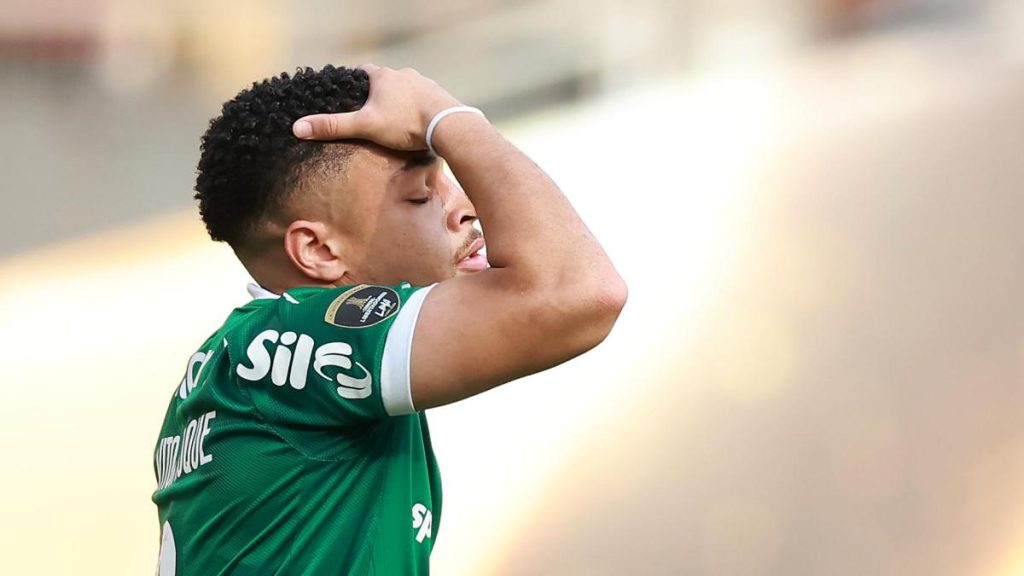 Inconceivable mistake by Vitor Roque in the final of the Copa Libertadores!