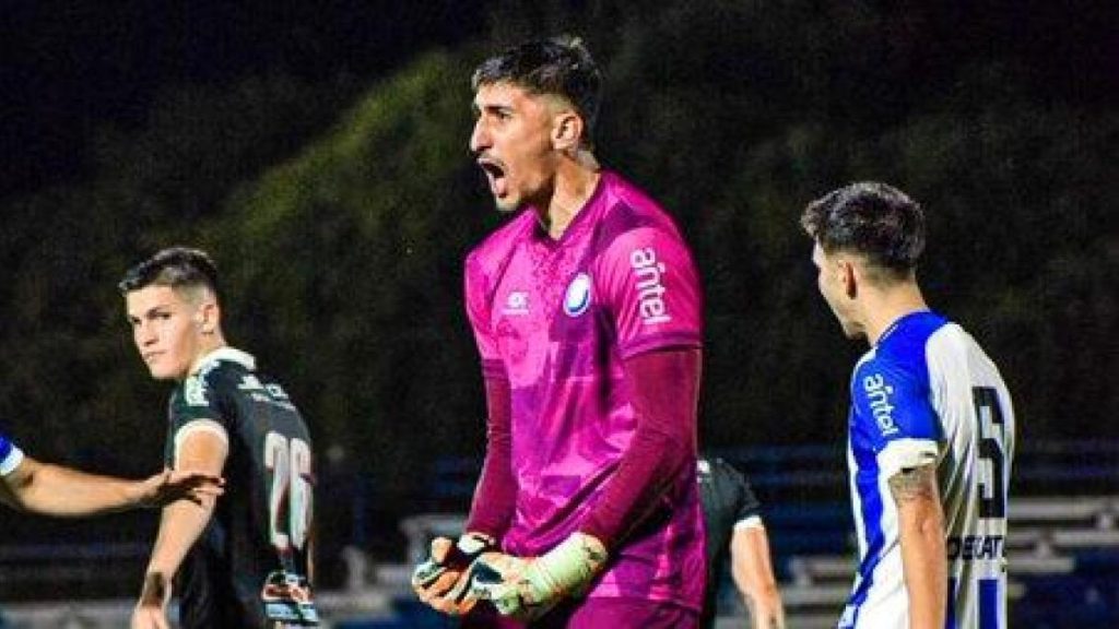 Incredible goal from goal to goal in Uruguay!