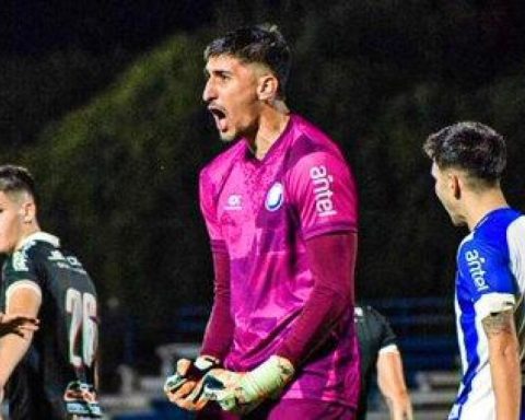 Incredible goal from goal to goal in Uruguay!