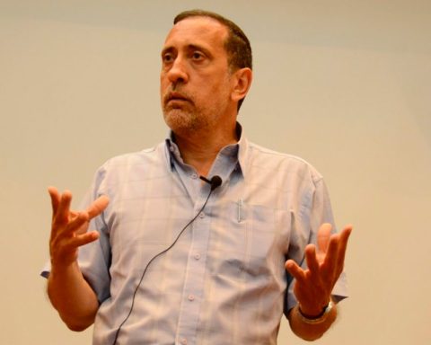 Inflation could close at 500% if the dollar continues to rise, says economist