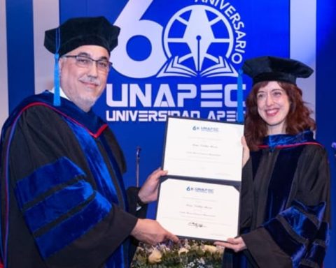 Vallejo recibió  el reconocimiento Honoris Causa de APEC.