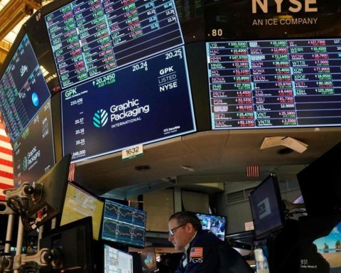 Is there an AI bubble?: market gets nervous