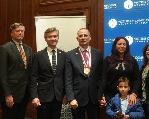 José Daniel Ferrer collects the Truman-Reagan Medal of Freedom that he was awarded in 2020