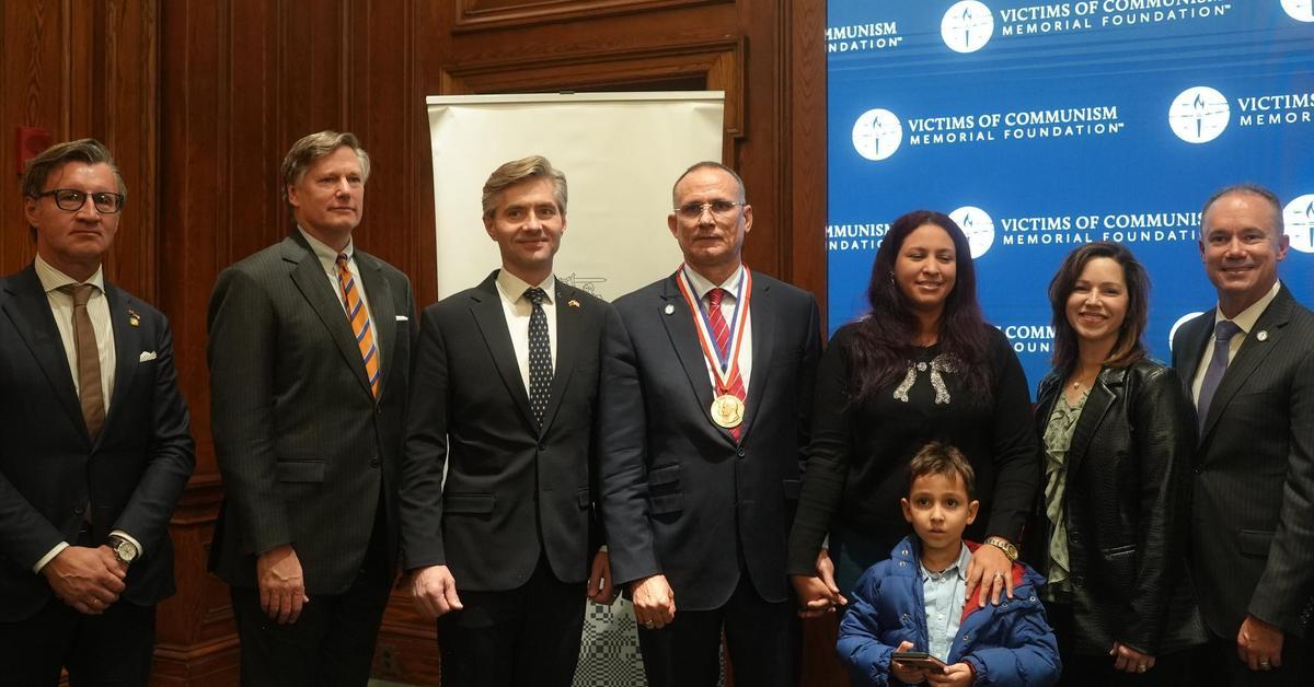 José Daniel Ferrer collects the Truman-Reagan Medal of Freedom that he was awarded in 2020