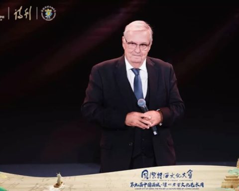 José María Vitier receives the 1573 International Prize for Best Composer in China