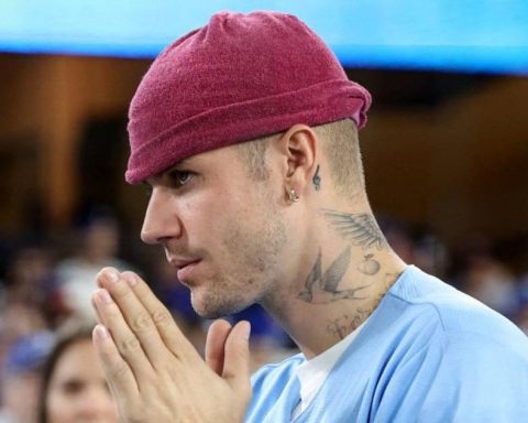 Justin Bieber surprises by stopping to help a young man stranded on the road