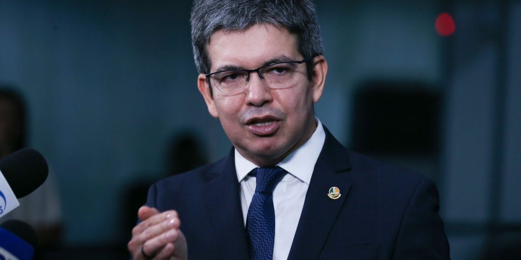 Labeling factions as terrorists does not combat crime, says Randolfe