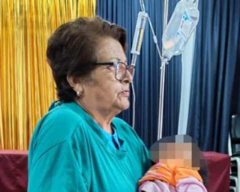 Little sisters aged 10 months and 4 years survived the accident in Ocoña