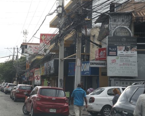 Los Prados, a sector that loses its original identity in the face of the commercial boom