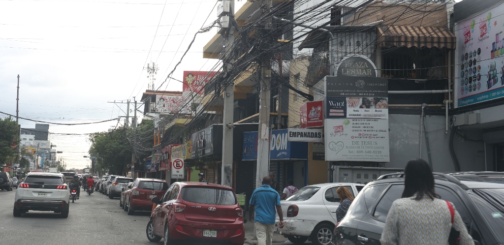 Los Prados, a sector that loses its original identity in the face of the commercial boom