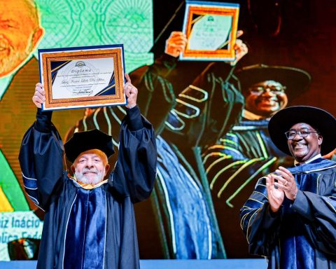 Lula receives honorary doctorate in Mozambique