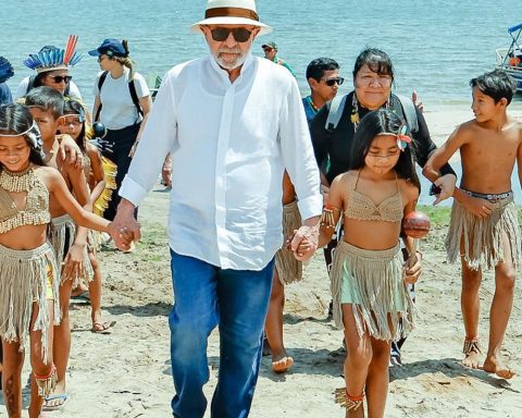 Lula visits indigenous village and promises energy for 4,300 families