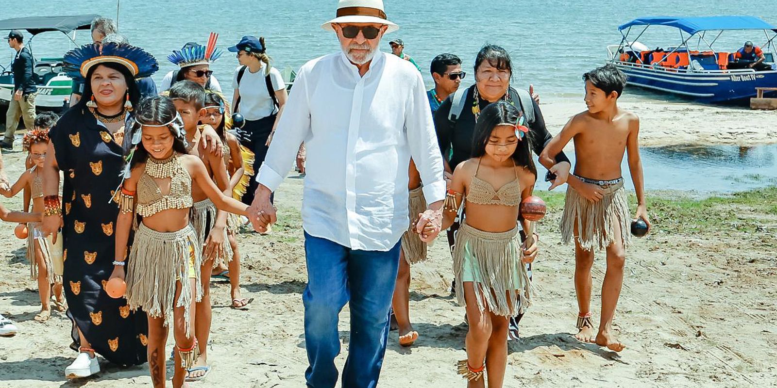 Lula visits indigenous village and promises energy for 4,300 families