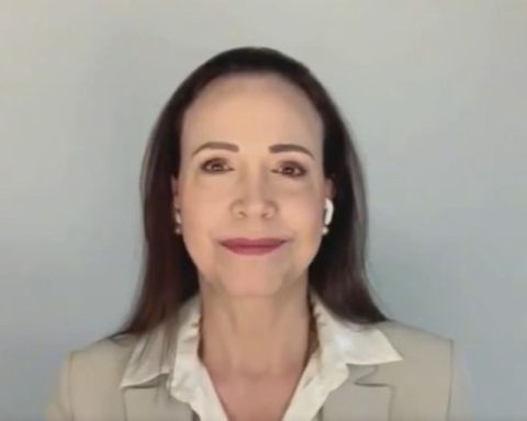 Machado perceives "decisive hours" for Venezuela and guarantees a "peaceful" transition