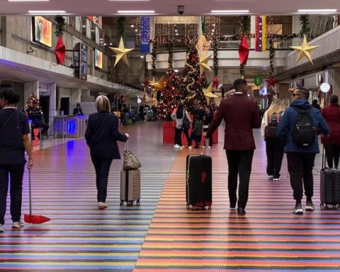 Maiquetía remains almost empty and silent after the cancellation of international flights
