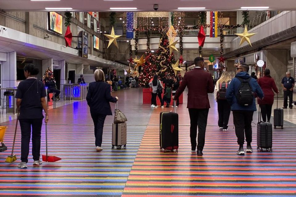 Maiquetía remains almost empty and silent after the cancellation of international flights