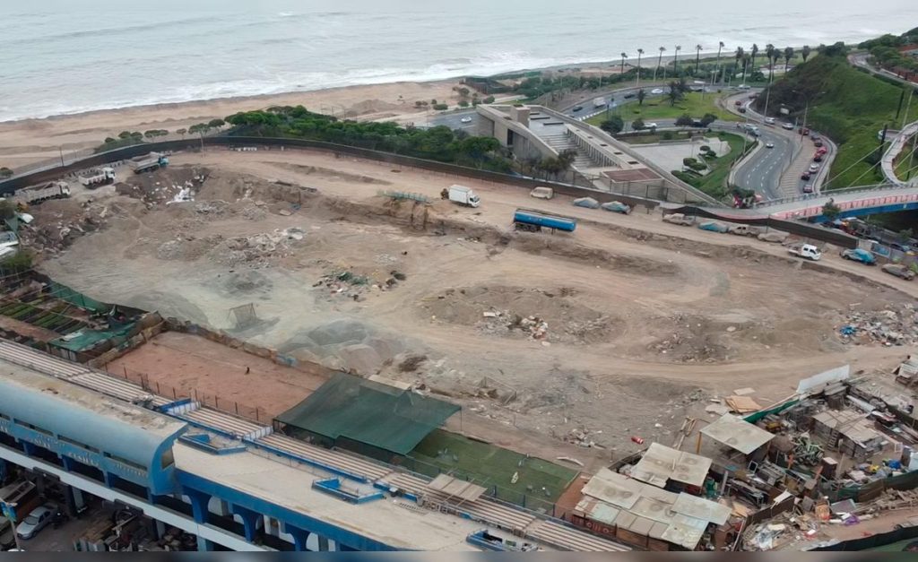 Manuel Bonilla Complex: after more than two years closed, it is used as a parking lot, warehouse and municipal garbage dump