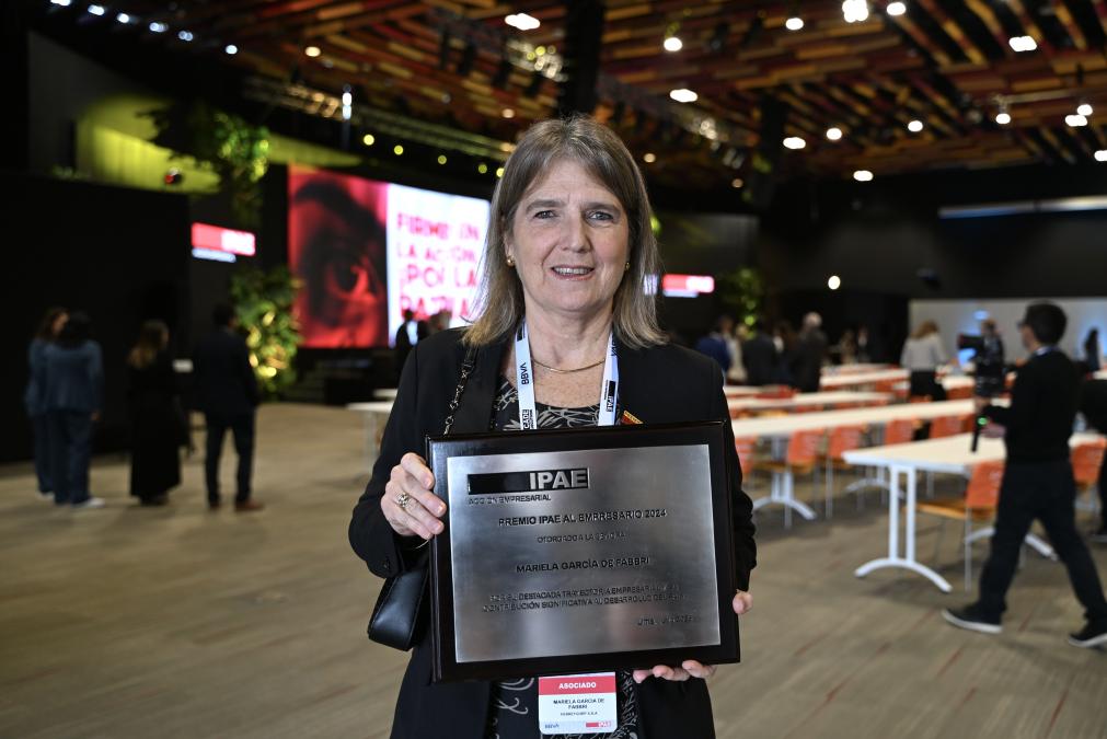 Mariela García de Fabbri is recognized as Businesswoman of the Year by IPAE