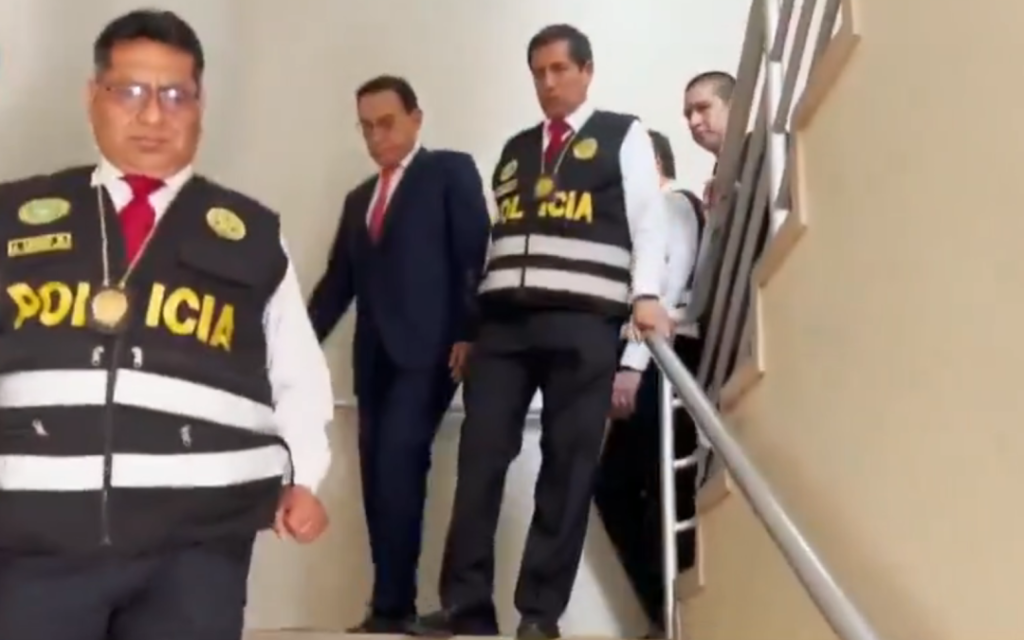 Martín Vizcarra in court awaiting classification after being sentenced to prison