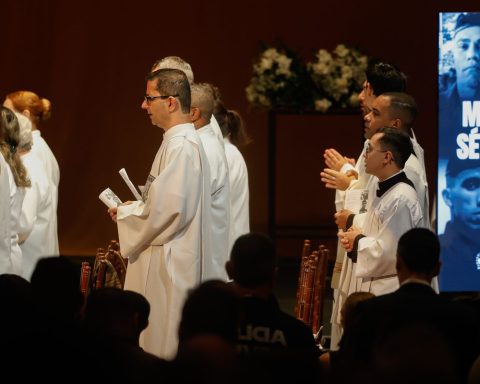 Mass on the 7th day honors police officers killed during operations in Rio